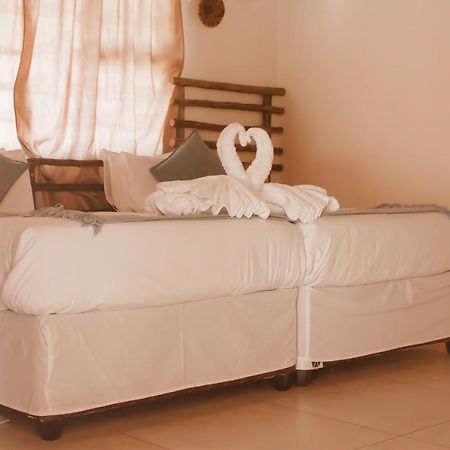 Leeville Guesthouse Kasane Bagian luar foto