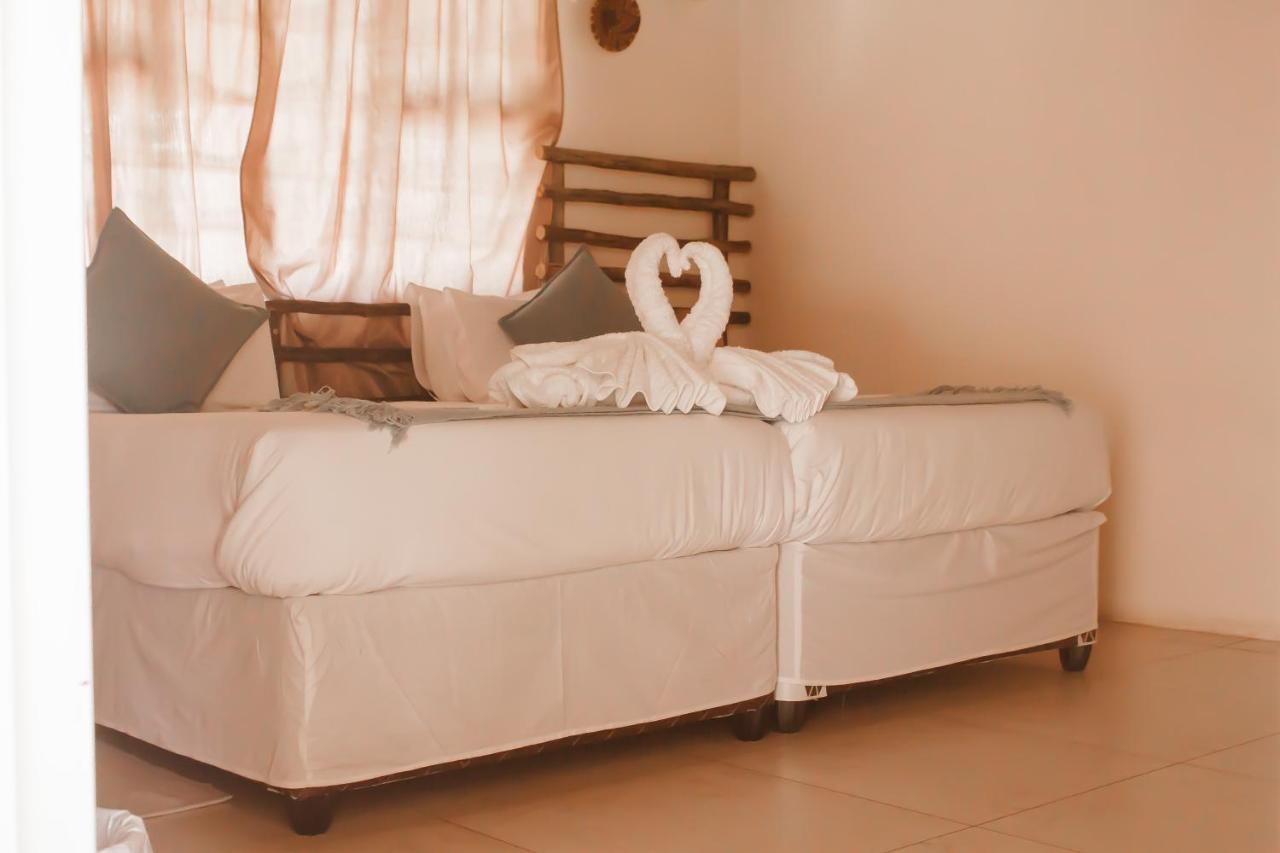 Leeville Guesthouse Kasane Bagian luar foto