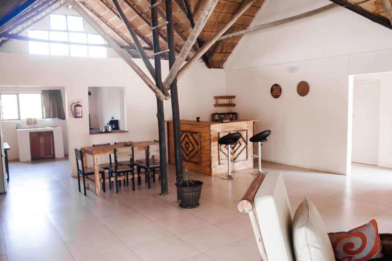 Leeville Guesthouse Kasane Bagian luar foto