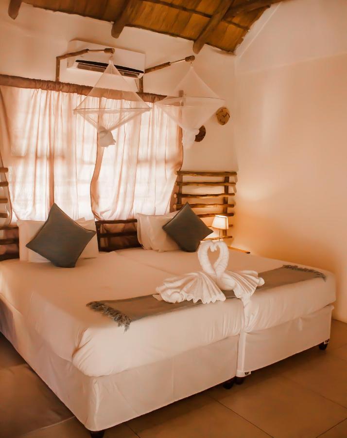 Leeville Guesthouse Kasane Bagian luar foto