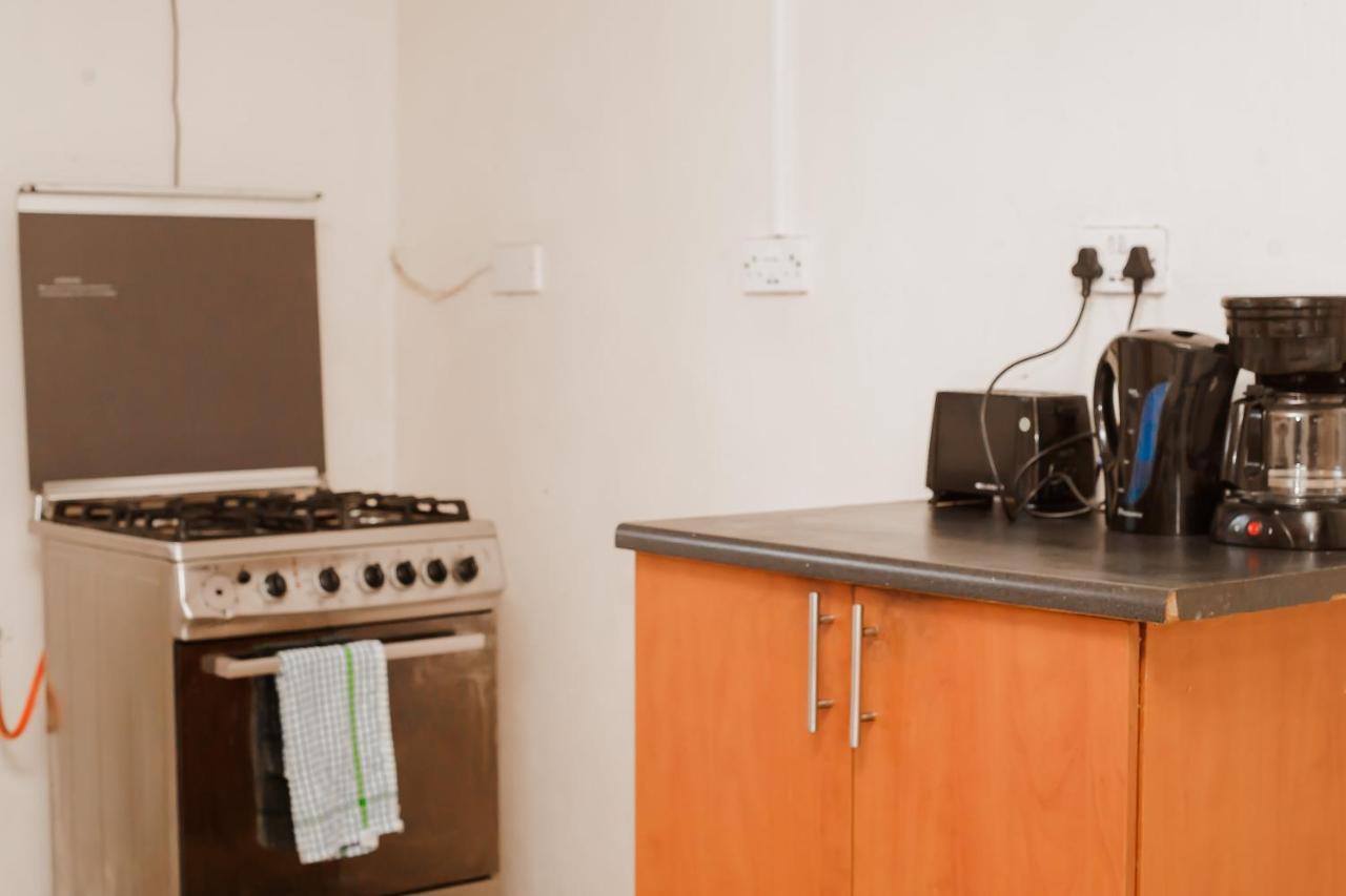 Leeville Guesthouse Kasane Bagian luar foto