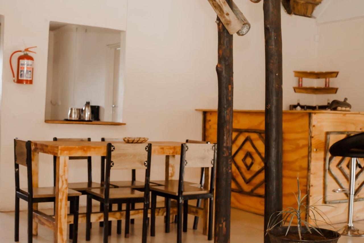 Leeville Guesthouse Kasane Bagian luar foto