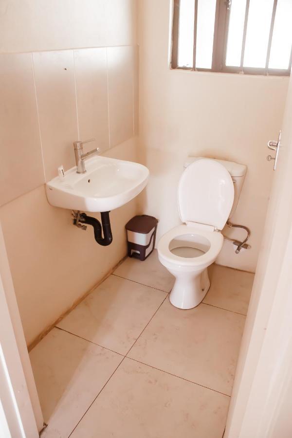 Leeville Guesthouse Kasane Bagian luar foto
