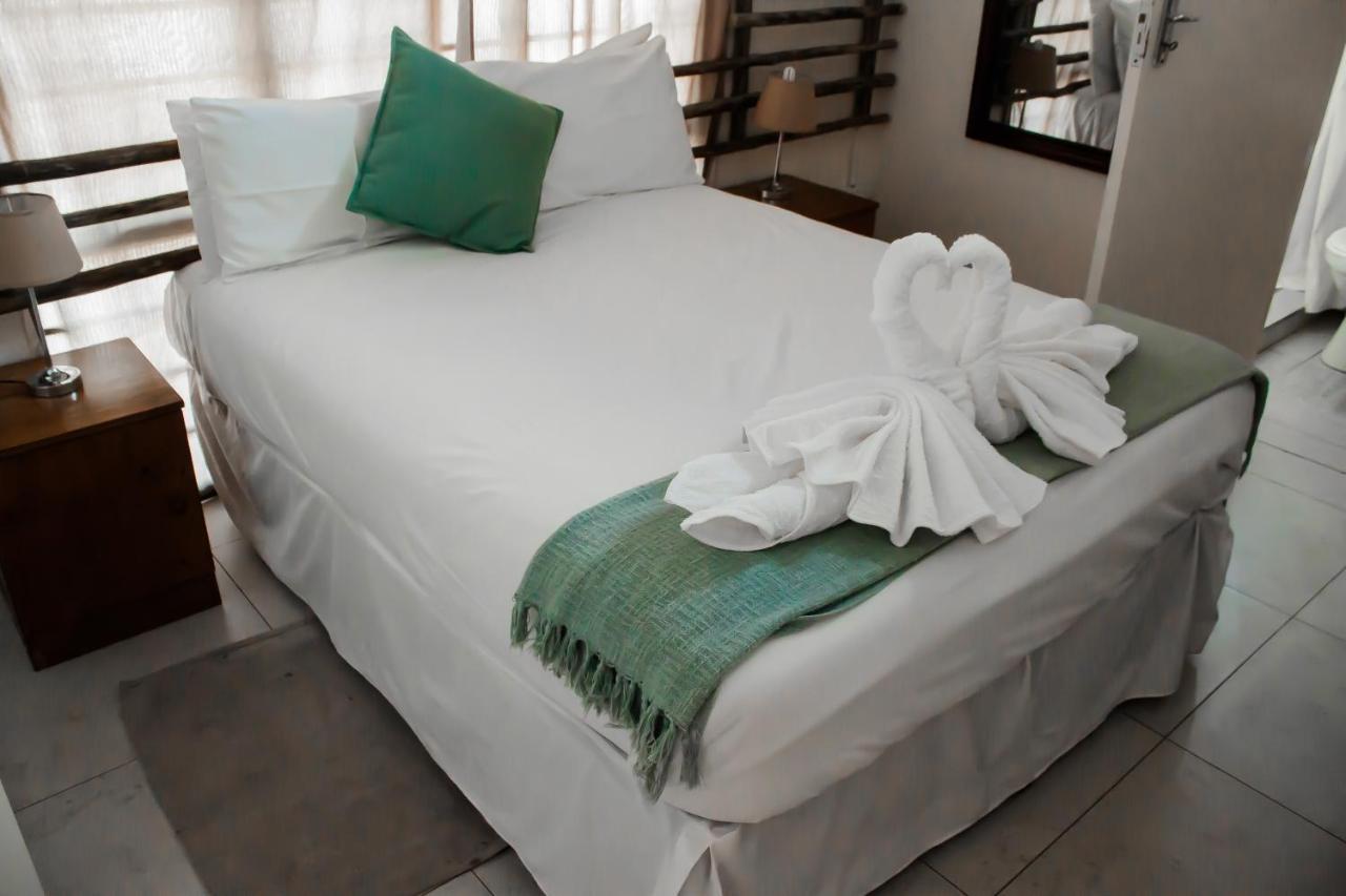 Leeville Guesthouse Kasane Bagian luar foto