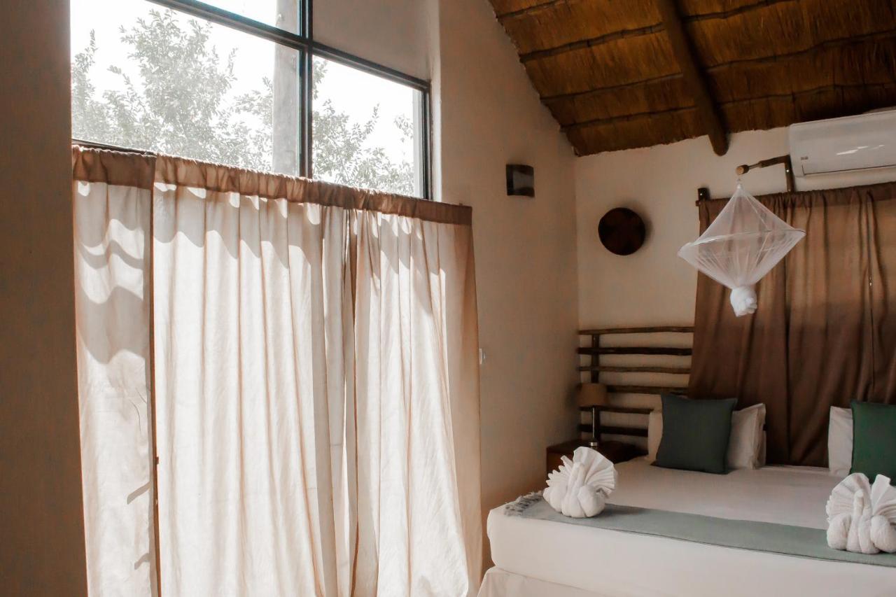 Leeville Guesthouse Kasane Bagian luar foto