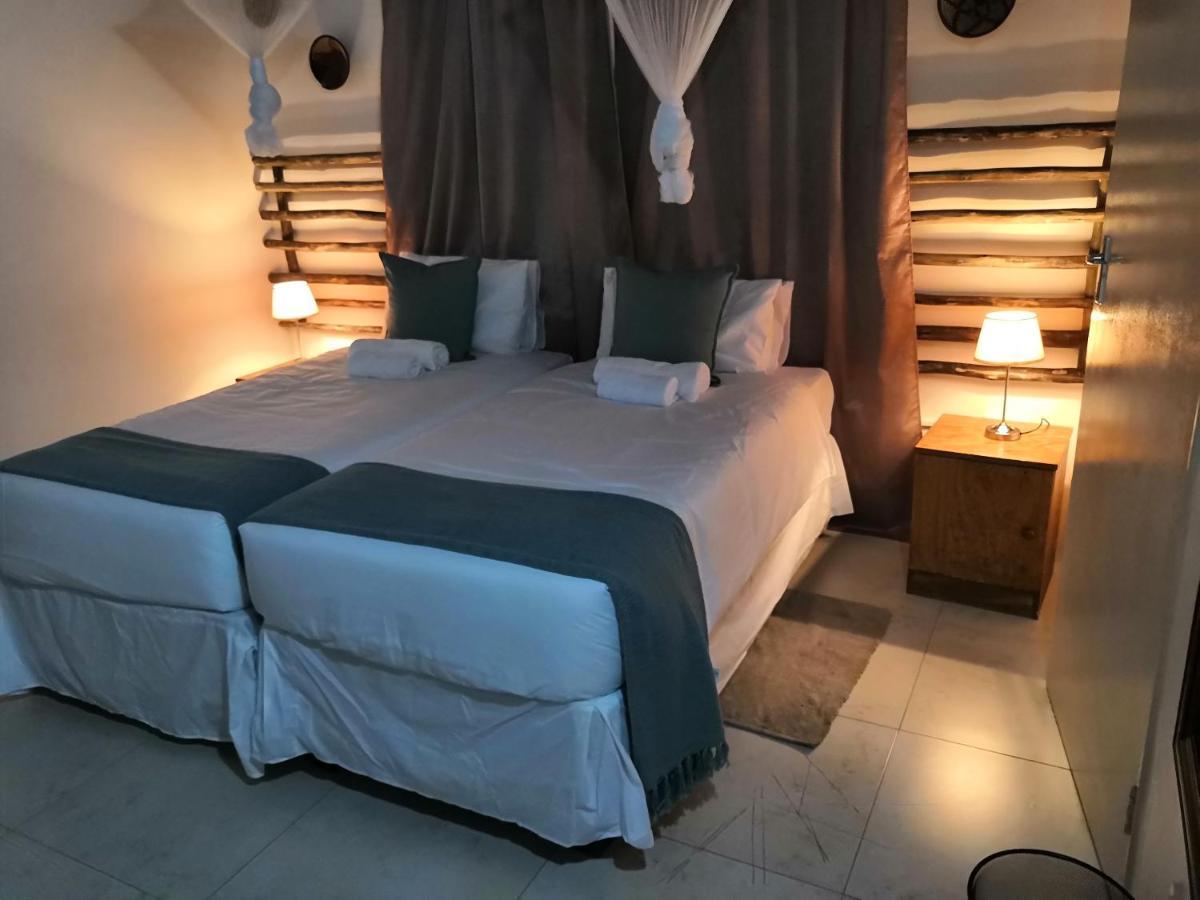Leeville Guesthouse Kasane Bagian luar foto